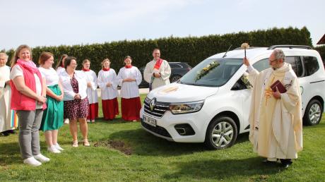 Ein "Geburtstagsgeschenk" zum 50. Dorfjubiläum: Pfarrer Richard Dick segnet das neue Fahrzeug für die  Nachbarschaftshilfe SoS.  