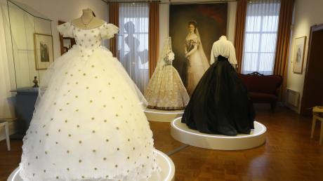 Kleider von Kaiserin Elisabeth nach Originalschnitt werden bei der neuen Ausstellung im Sisi-Schloss zu sehen sein. Darunter ist auch das berühmte Sternenkleid.
