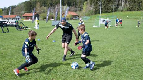 Ex-Profi-Torhüter Kai Fritz zeigt jungen Fußball-Torhütern, wie sie zur "lebendigen Mauer" werden.  