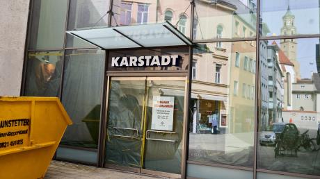 Der ehemalige Tabakwarenladen bei Karstadt ist geschlossen, die Fläche vom Haupthaus abgetrennt. Es soll ein Gastrobetrieb einziehen. 