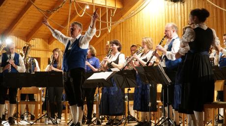 Das Frühjahrskonzert des Musikvereins Schmiechen versprach Blasmusik auf einem sehr hohen Niveau. Übergangs-Dirigent Roland Dallmair brachte das Publikum nicht nur einmal zum Toben.
