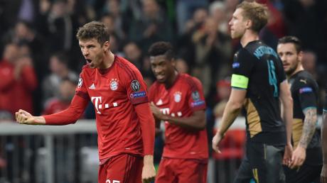 Eine der Gesetzmäßigkeiten in Spielen des FC Bayern lautete bislang: Gegen Arsenal trifft Thomas Müller besonders gerne, hier in der Saison 2015/16 beim 5:1-Sieg. Auch diesmal steht der Bayern-Oldie im Kader - mit ähnlichem Erfolg?