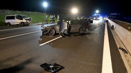 Auf der A8 bei Dornstadt kam es zu einem schweren Unfall mit mehreren Fahrzeugen.