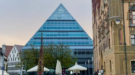 Neben dem historischen Gemäuer, dass das Ulmer Rathaus ist, sticht die schillernde Glaspyramide besonders hervor. Nun wird der Bau 20 Jahre alt.