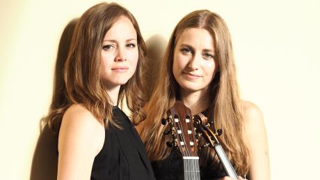 Das Duo Karuna, bestehend aus Jessica Kaiser (links) und Johanna Ruppert, eröffnet dieses Jahr die Konzertreihe des Festivals Focus Gitarre im Wittelsbacher Schloss.