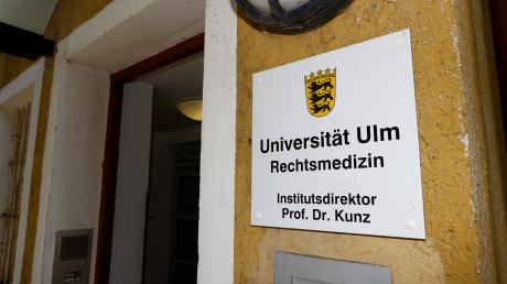 Im Prozess um den mutmaßlichen Doppelmord von Altenstadt hat am Dienstag der Leiter des Instituts für Rechtsmedizin am Uniklinikum Ulm seine Gutachten vorgestellt. 