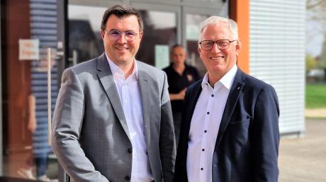 Der Holzheimer Bürgermeister Simon Peter (rechts) unterstützt jetzt den Vorsitzenden der Dillinger Kreisgruppe des Bayerischen Gemeindetags, Tobias Steinwinter (links), als neuer Stellvertreter.
