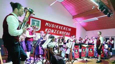 Blasmusik mit Leidenschaft und ohne Grenzen: Bei seinem Jahreskonzert zeigte sich der Musikverein Konzenberg in der vollgefüllten Sporthalle von einer neuen Seite.
