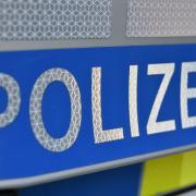 Nach Diebstählen aus Autos in Lauterbach bittet die Polizeistation Wertingen um Zeugenhinweise. 