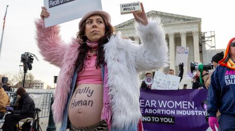 Abtreibungsgegner wollen in den USA den Zugang zu medikamentöser Abtreibung erschweren.  
