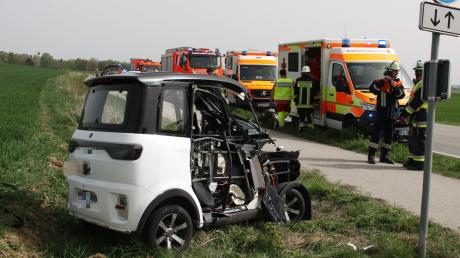Bei einem Unfall zwischen einem Mopedauto und einem Traktor samt Güllefass ist ein 85-Jähriger zwischen Lenting und Wettstetten schwer verletzt worden.