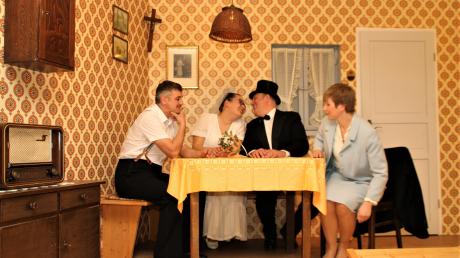 Die Theatergruppe des SC Mörslingen spielt den Schwank in drei Akten "Die lustige Brautnacht".
Im Bild das Hochzeitspaar Rosl Brander (Lisa Götz) und Veri Leitner (Reinhold Birkner) mit den Eltern der Braut Alois Brander (Thomas Bawidamann) links und Resi Brander (Marion Wölfle) rechts.