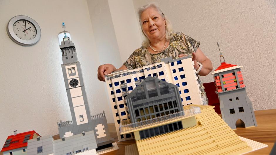 Angelika Mackevicius präsentiert ihre Bauwerke aus Lego. Darunter sind auch einige Wahrzeichen von Ausgburg.           