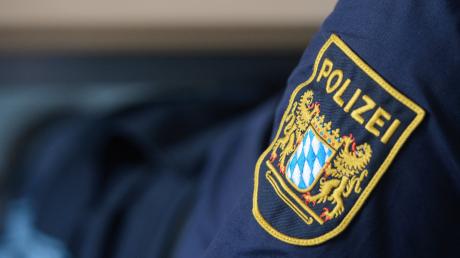 Bayerns Polizistinnen und Polizisten klagen über mangelnden Nachschub bei den Unifomen. Sogar Hemden und Blusen sind schwer lierferbar. 