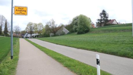 Auf der Wiese rechts des Schüsselhauser Wegs (Bildmitte) entsteht das neue Baugebiet "südlich der Mittelschule" in Aindling. Dort werden drei Bauplätze ausgewiesen.