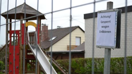 Die Stadt Burgau hat den Spielplatz am Mühlberg gesperrt. Ein Aushang warnt vor Erdbienen.