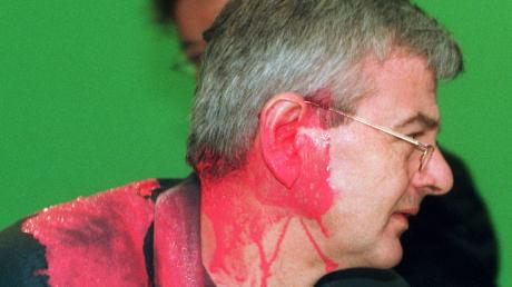 Der damalige Außenminister Joschka Fischer wurde auf dem Sonderparteitag der Grünen im Mai 1999 nach seinem Plädoyer für die Beteiligung am Nato-Einsatz im Kosovo von einem Farbbeutel getroffen. 