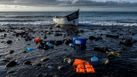 Ein Holzboot, mit dem Flüchtlinge aus Marokko über den Atlantischen Ozean gefahren sind, liegt an der Küste der Kanarischen Inseln. Das Europaparlament hat grünes Licht für die umstrittene Asylreform gegeben.  