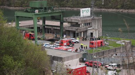Feuerwehrleute arbeiten am Ort einer Explosion, die sich im Wasserkraftwerk von Enel Green Power am Suviana-Damm, etwa 70 Kilometer südwestlich von Bologna, ereignet hat.