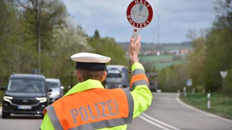 Die Polizei hat am Mittwoch auf der B2 nördlich von Monheim mehr als 400 Fahrzeuge überprüft.