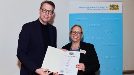 Alisa Kasle-Henke von der Technischen Hochschule Augsburg erhält von Bayerns Wissenschaftsminister Markus Blume den "Preis für gute Lehre 2024".