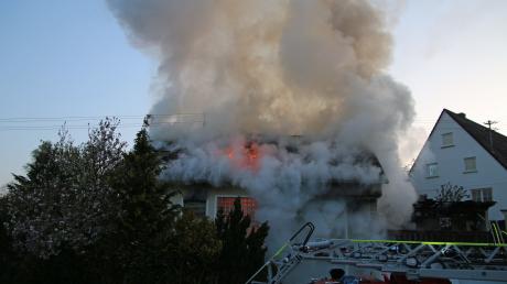 Die Feuerwehr ist bei einem Wohnhaus-Brand in Dietenheim-Regglisweiler im Einsatz.