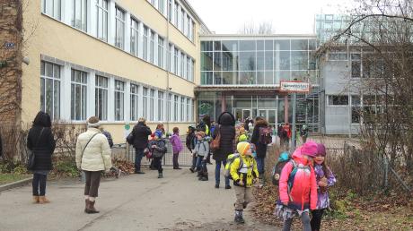 Die Grund- und Mittelschule im Englischen Garten in Neuburg platzt aus allen Nähten. Mit umfangreichen Erweiterungen soll das Problem gelöst werden.