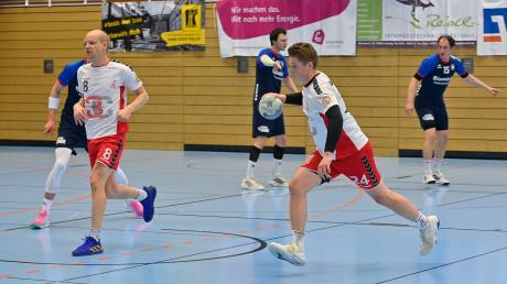 Die Landsberger Handballer (weiße Trikots) treten zum letzten Saisonspiel in Kempten an. 