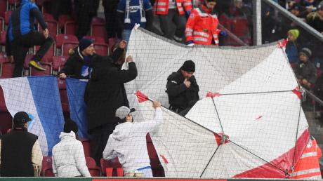 Nach der Böller-Explosion im Gästeblock der WWK-Arena bei der Begegnung FC Augsburg gegen TSG Hoffenheim wurde ein Sichtschutz angebracht. 14 Menschen hatten Verletzungen erlitten.