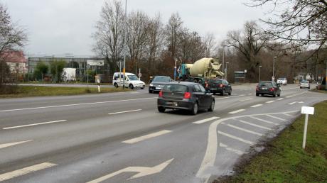 Das Einbiegen in die Staatsstraße ist in Mühlhausen zu den Stoßzeiten am Morgen und Abend kaum möglich. Das soll die geplante Lichtsignalanlage ändern. Ab Montag kann es wegen des Baus zu Verkehrsbehinderungen kommen.