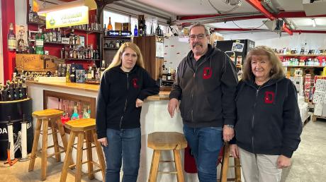 Bei Getränke Dengler in Donauwörth klappt die Übergabe reibungslos: Im November 2022 hat Tochter Tanja (links) die Geschäftsleitung von ihrem Vater übernommen. 