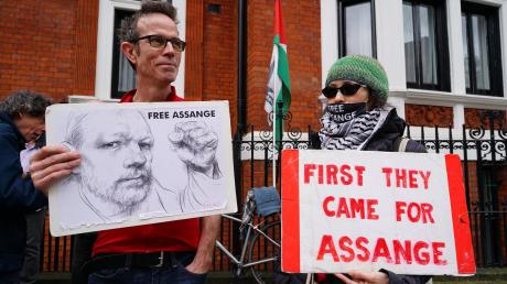 Demonstranten protestieren vor der ecuadorianischen Botschaft fünf Jahre nachdem Wikileaks-Mitbegründer Julian Assange dort von den britischen Behörden festgenommen wurde. 