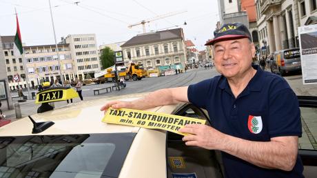 Mit Taxifahrer als Tour Guide durch Augsburg: Taxifahrer J. Miller kutschiert mit seinem Taxi Touristen durch die Stadt und zeigt ihnen die wichtigsten Orte.                                         