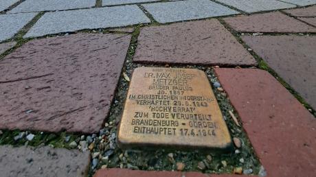 Der Stolperstein vor dem Christkönigshaus sowie die Gedenkstele im Innenhof des u-förmigen Baus in der St. Wolfgang Straße werden auch künftig an exponierter Stelle an Dr. Max Josef Metzger erinnern – auch wenn das Gebäude mittlerweile verkauft wurde.