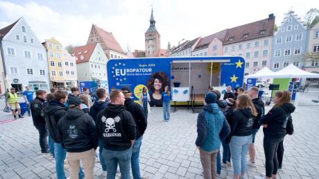 Der blaue Bus der "EUropatour Bayern 2024" machte auf dem Hauptplatz in Landsberg Station. Schülerinnen und Schüler der Technikerschule für Agrarwirtschaft informierten sich dort.