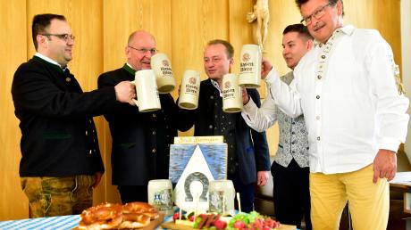 Stießen auf ein fröhliches Laurentiusfest an: Andreas Rest, Festwirt Kurt Paiser, Bürgermeister Klaus Förster, Fabian Koppel und Thomas Ludwig (von links).