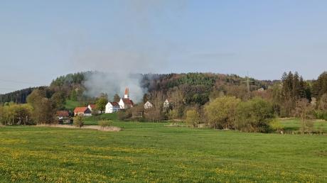 Brand in Fischach-Siegertshofen: Die Rauchsäule war am frühen Abend weithin sichtbar.