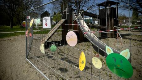 Der Spielplatz im Vorfeld an der Bradleystraße wurde durch Brandstiftungen zerstört. Auch die von Kindern bemalten Smileys wurden wohl zerstört. 
