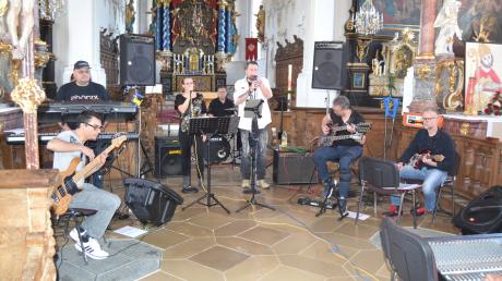 Die Band Phönix brachte in Violau die Wallfahrtskirche St, Michael zum Beben.