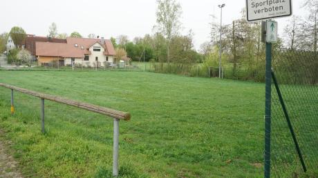 Der Bolzplatz am Lerchenweg in Algertshausen soll verkleinert und auf der übrigen Fläche ein neuer Spielplatz angelegt werden.