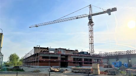 Auf der Baustelle für das neue Gebäude des Betriebshofs in Wertingen geht es voran.