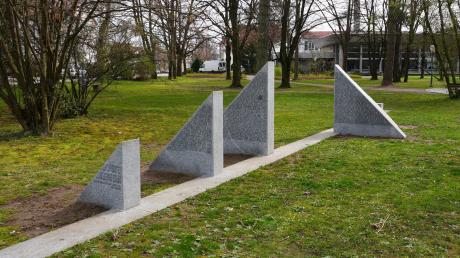 Im Nogent-Park in Gersthofen erinnert eine Gedenkstätte an ehemalige Zwangsarbeiter. Jetzt wurde die Gedenkstätte um 100 Namen erweitert.
