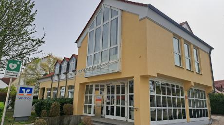 Die Gemeinde Nordendorf wird das ehemalige Raiffeisenbankgebäude kaufen. Dort soll künftig das Büro des Bürgermeisters, das Vorzimmer und ein Sitzungssaal untergebracht werden. Das Erdgeschoss wird vermietet. 