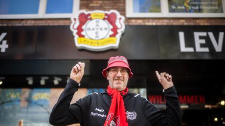 Wird Bayer 04 Leverkusen am Wochenende Deutscher Meister? Fan Hans-Peter, 63, läuft immer so herum: Trainingsjacke, Schal, Hut.