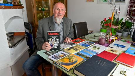 Andreas Mäckler hilft beim Schreiben einer Biographie. Selber hat er unter anderem die Biographie "Skandal" der Spider Murphy Gang geschrieben.