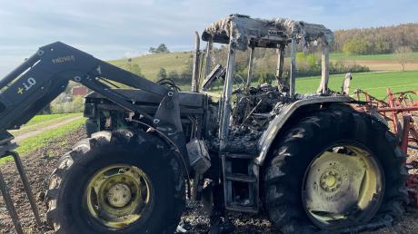 Rund 100 Feuerwehrleute waren im Einsatz, als am Donnerstag ein Traktor bei Gosheim in Brand geriet.