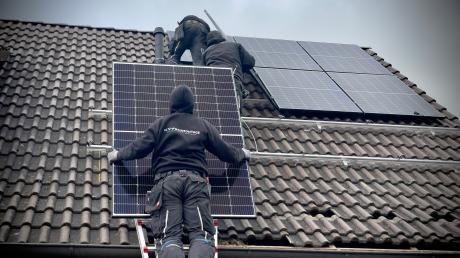 Auf den Dächern einiger städtischer Gebäude sollen Solaranlagen installiert werden.