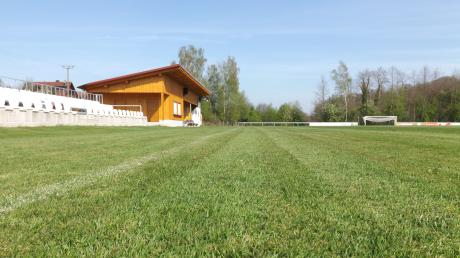 Der Sportplatz in Walkertshofen ist frisch saniert. Am kommenden Sonntag findet hier das erste Heimspiel statt. 