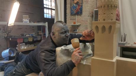 Bildhauer Thomas Doneis baut aus einem 21 Tonnen schweren Sandsteinblock Schloss Neuschwanstein nach.