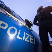 An der B17 bei Landsberg täuschte ein Mann vor, Geld für Benzin zu brauchen. Die Polizei ermittelt.